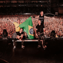 Simple Plan encerra turnê no Brasil e fãs pedem CPF e cartão do SUS para músicos - Instagram / Simple Plan / @annaleemedia