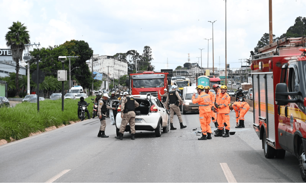 Autoridades desviram o ve&iacute;culo que havia capotado no Anel Rodovi&aacute;rio de BH -  (crédito: Leandro Couri/EM/DAPress)