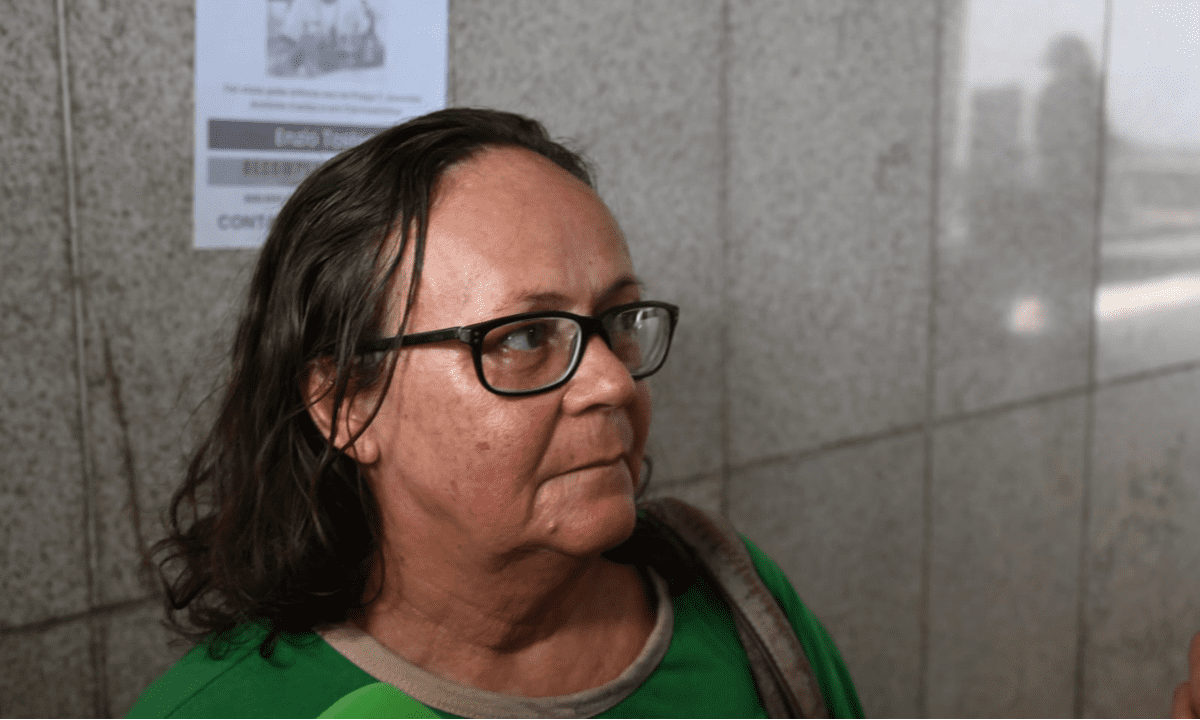 Maria de Lourdes, irmã do homem que teve 42% do corpo queimado no incêndio causado pelo tombamento de um caminhão-tanque no Anel Rodoviário de BH -  (crédito: Leandro Couri/EM/DA Press)