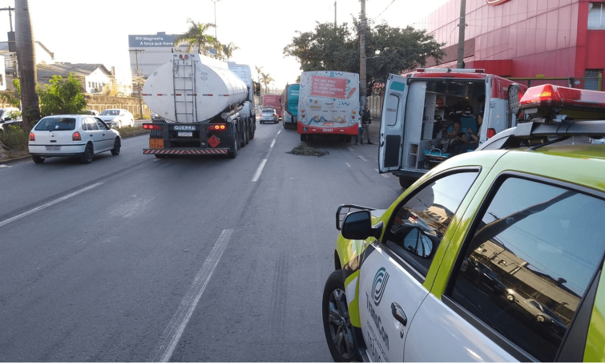 Acidente envolvendo dois ônibus ocorreu em frente a loja Conceito da Vilma, na Avenida Cardeal Eugênio Pacelli, em Contagem -  (crédito: Transcon/Divulgação)
