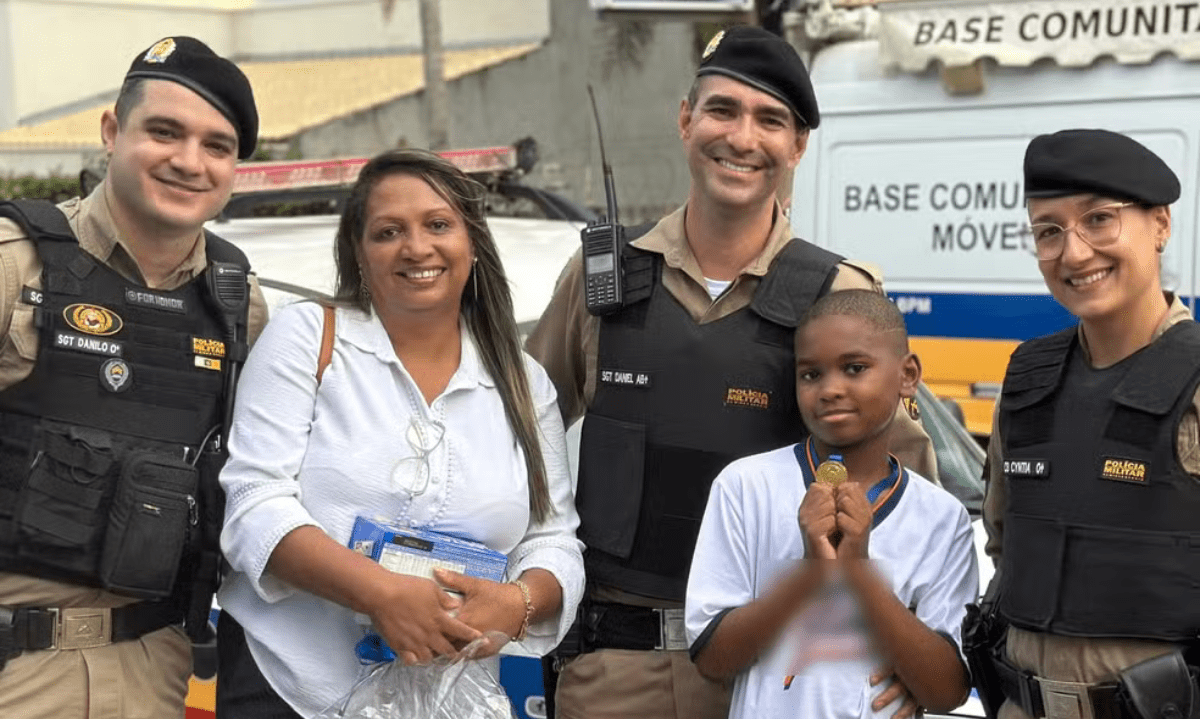Lucca Gabriel, de 10 anos, encontrou um celular em uma rua do centro da cidade e procurou uma viatura da PMMG para entregar o aparelho -  (crédito: PMMG/Divulgação)