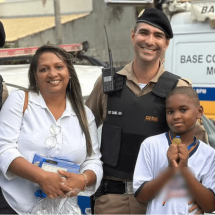 Menino de 10 anos encontra celular na rua, entrega à PM e é homenageado em Patos de Minas - PMMG/Divulgação