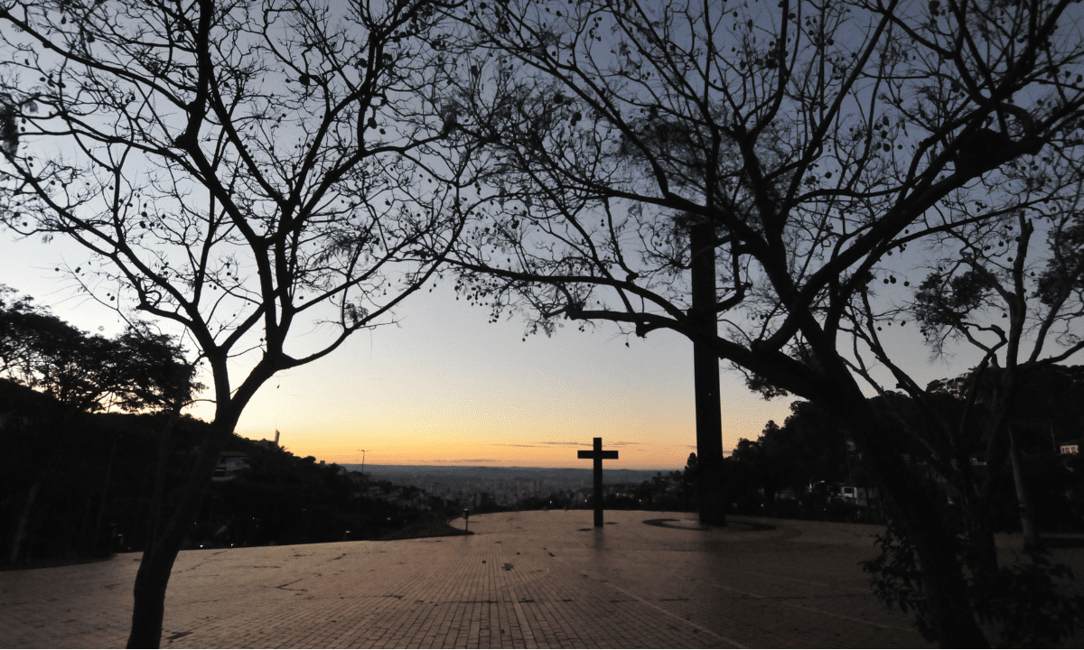 Pôr do sol de outono visto da Praça do Papa, no bairro Mangabeiras, Região Centro-Sul de Belo Horizonte -  (crédito: Tulio Santos/EM/D.A Press)