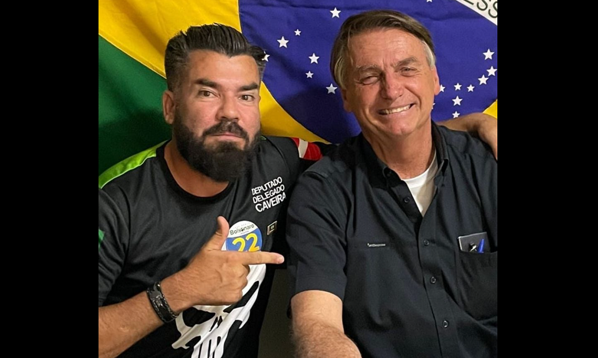 Deputado federal Delegado Caveira ao lado do ex-presidente Jair Bolsonaro -  (crédito: Divulgação/Redes Sociais)