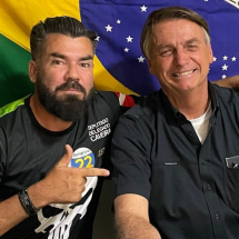 ‘Imprensa lixo’: deputado bolsonarista coloca microfone da Globo no chão - Divulgação/Redes Sociais