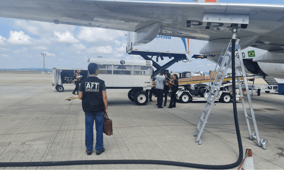 Auditores do Trabalho e agentes da Polícia Federal estão no Aeroporto de Confins na manhã desta terça-feira (19/3) -  (crédito: Júlia Flores/Divulgação)