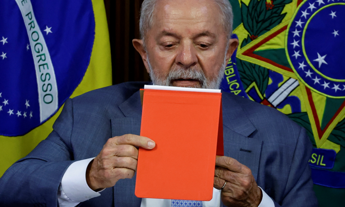 Queda de popularidade do presidente Lula se deve principalmente à inflação, fruto de política fiscal frouxa, mas ainda há tempo de mudar, diz professor da FGV -  (crédito: Reuters)