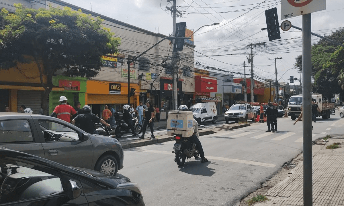 Incêndio em postes da Rua Padre Pinto, em Venda Nova, interdita lojas e trava trânsito nesta quarta-feira (20/3) -  (crédito: Érika Galdino / Divulgação )