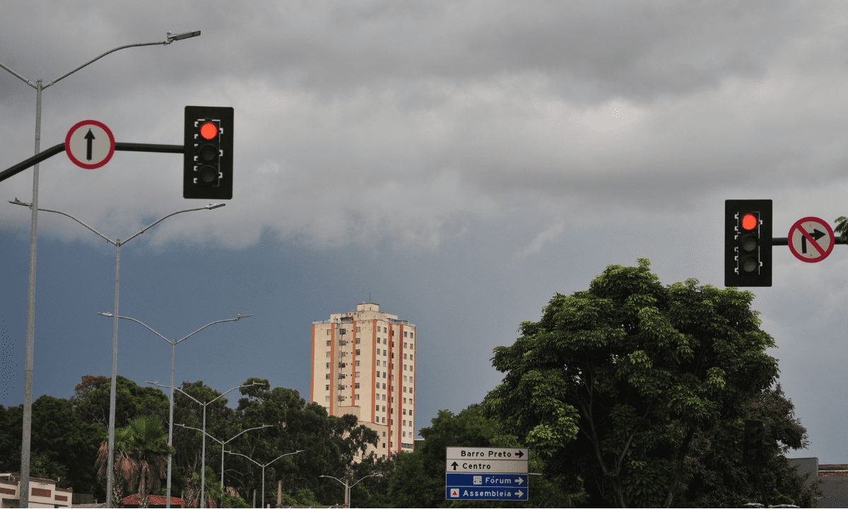 De acordo com o Inmet, o acúmulo de chuva previsto para esta sexta em algumas regiões de Minas é muito alto -  (crédito: Alexandre Guzanshe/EM/DA Press)