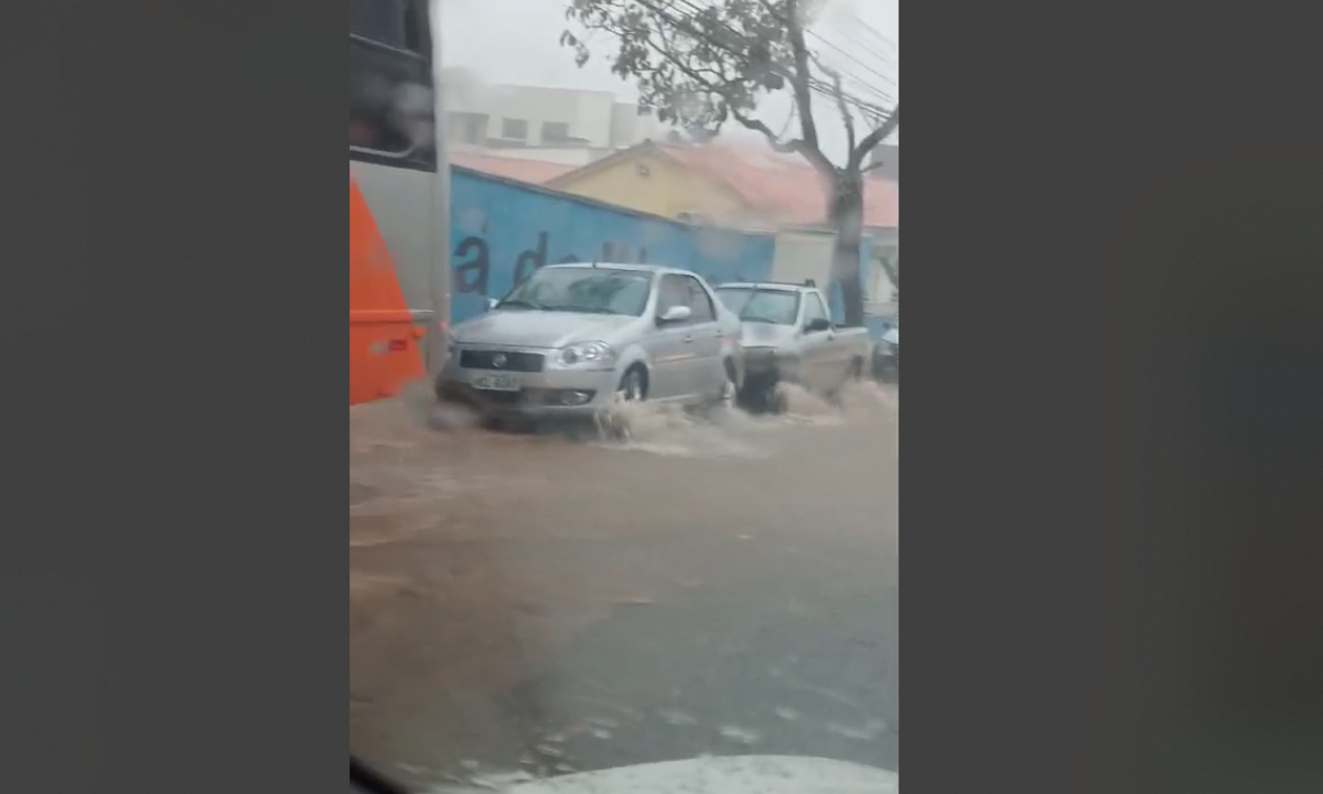 Avenida Presidente Vargas, próximo a Rua Dr. Celso Charuri, no Bairro Senador Valadares teve que ser interditada devido ao grande volume de água -  (crédito: Redes Sociais / Reprodução)