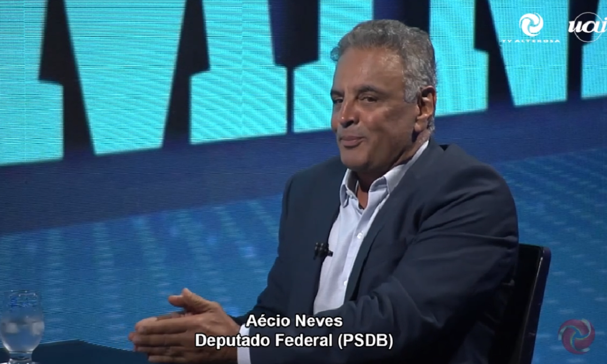 Aécio Neves conversa com o jornalista Benny Cohen durante o ‘EM Minas’ -  (crédito: EM Minas/Reprodução )