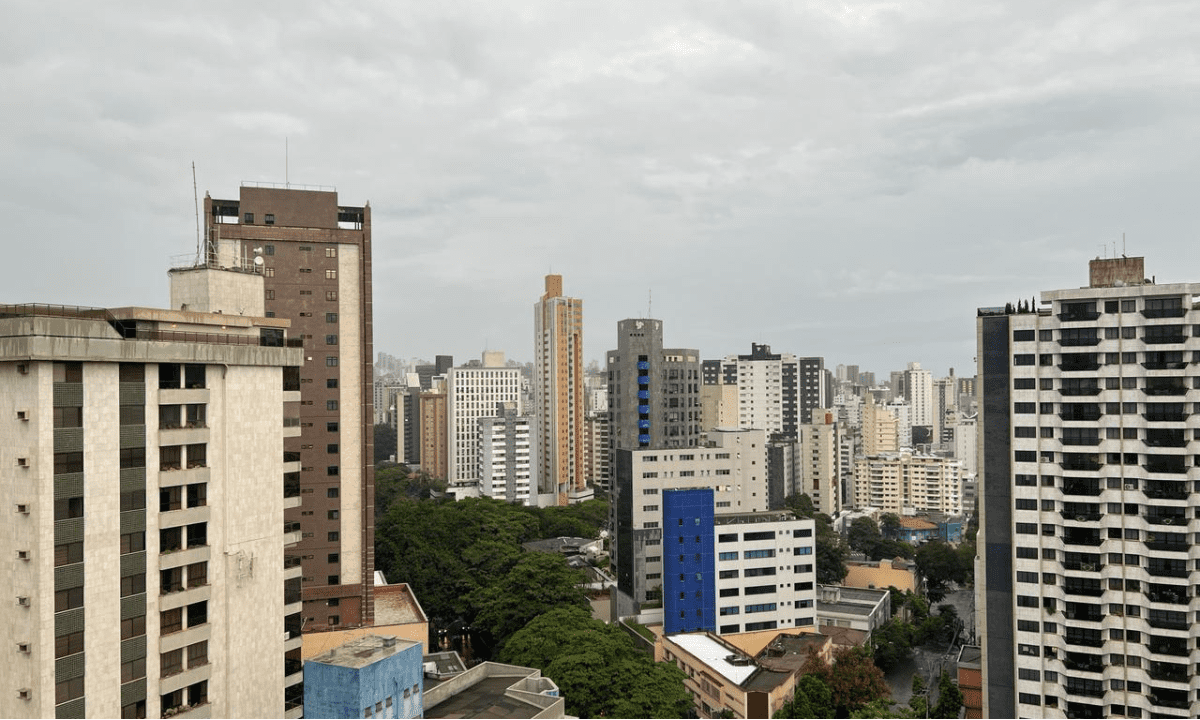 Belo Horizonte amanheceu com céu nublado e pancadas de chuvas isoladas nesta terça-feira (26/3) -  (crédito: Edésio Ferreira/EM/DA Press)