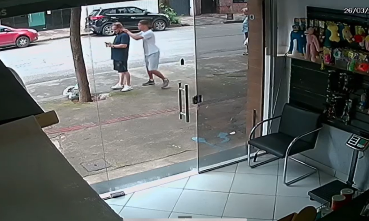 Momento em que o suspeito consegue retirar a corrente do pescoço do homem  -  (crédito: Reprodução/redes sociais)