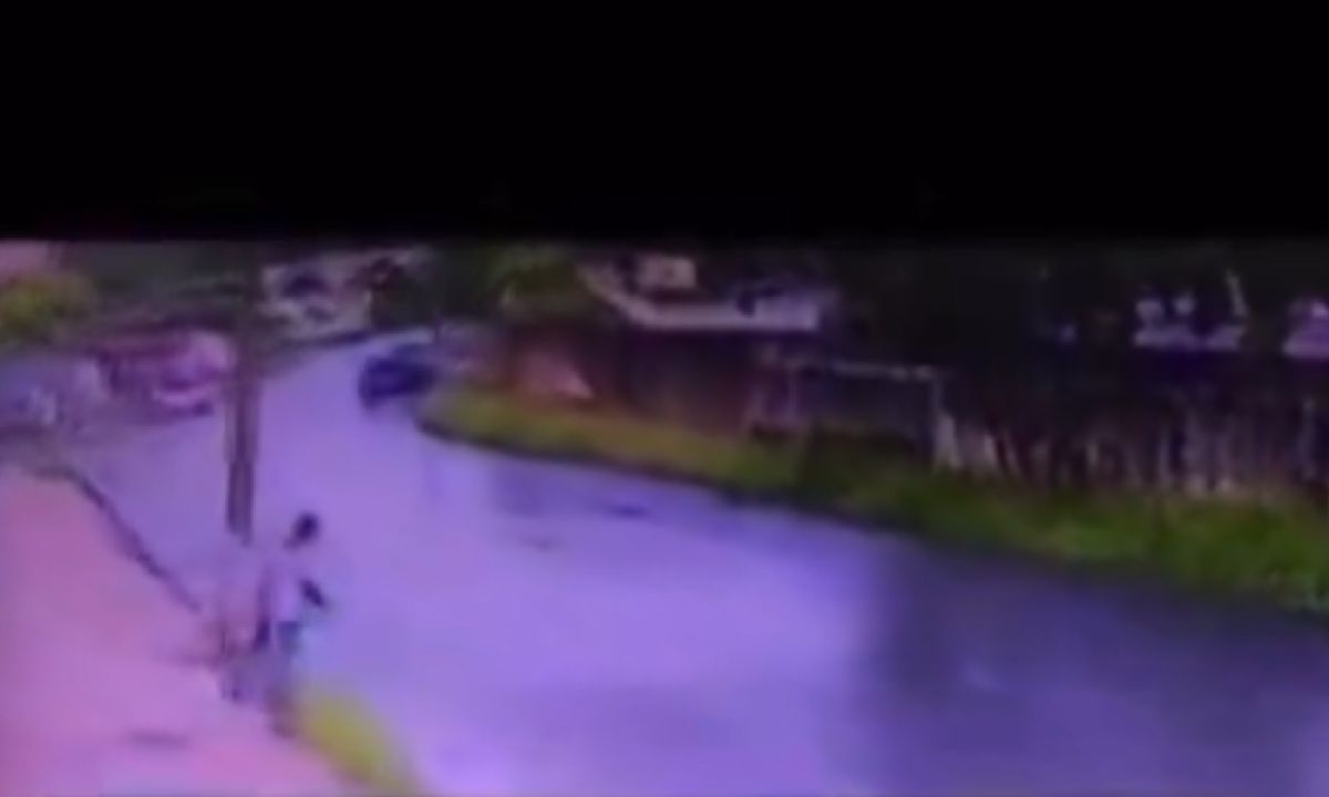 Homem caminha sozinho em calçada
Imagens de câmeras de segurança mostram suspeito saindo de casa de idosa em Cuiabá -  (crédito: Reprodução/@o_matogrossense no X )