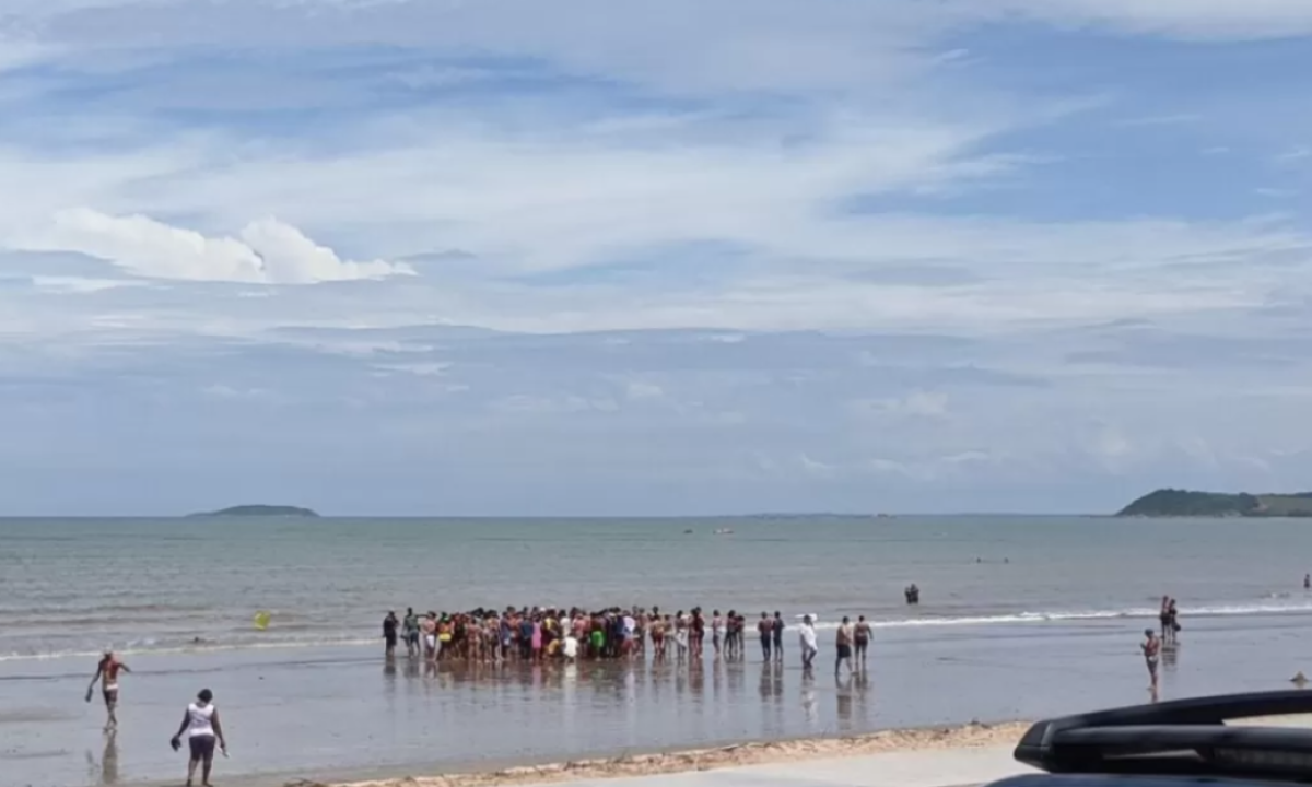 Vários banhistas acompanharam o resgate do turista em uma praia de Piúma  -  (crédito: Reprodução/Redes Sociais)