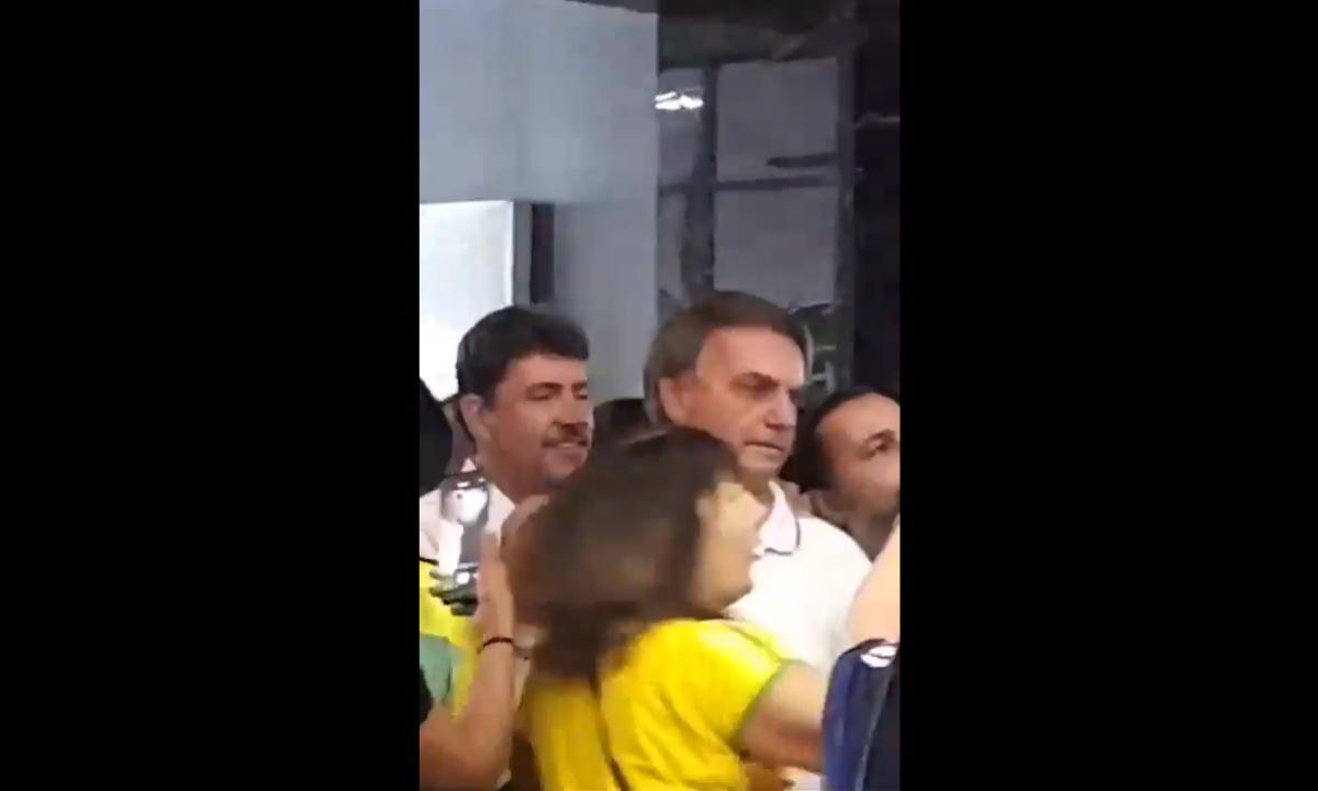 Bolsonaro foi vaiado por público ao chegar em restaurante em Goiânia -  (crédito: Reprodução/Redes Sociais)