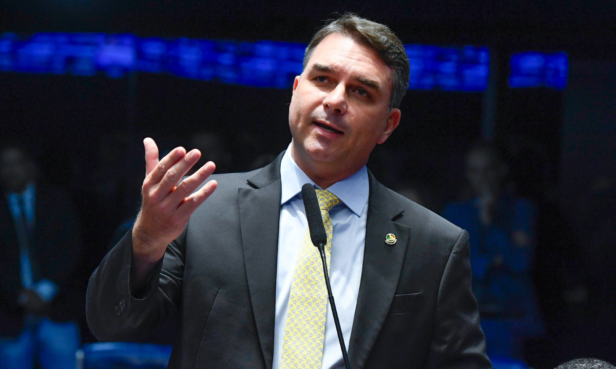 Flávio Bolsonaro disse que não há possibilidade do ex-presidente Jair Bolsonaro pedir asilo político -  (crédito: Roque de Sá/Agência Senado)