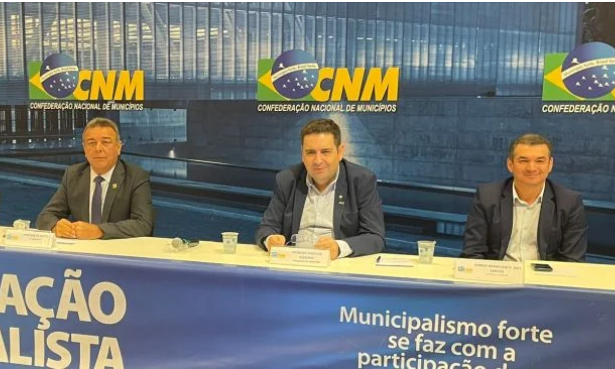 Marcos Vinícius Bizarro, presidente da AMM (no centro), está esperançoso que a proposta dos prefeitos vigue: 