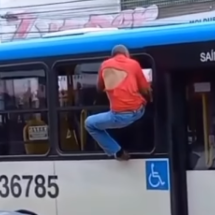 Vídeo: homem é levado para delegacia pendurado em janela de ônibus - Reprodu&ccedil;&atilde;o/Instagram 
