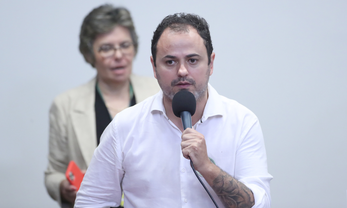 Glauber Braga discursou na mobilização dos servidores técnico-administrativos de universidades federais e de institutos federais por reajuste salarial -  (crédito: Bruno Spada / Câmara dos Deputados)
