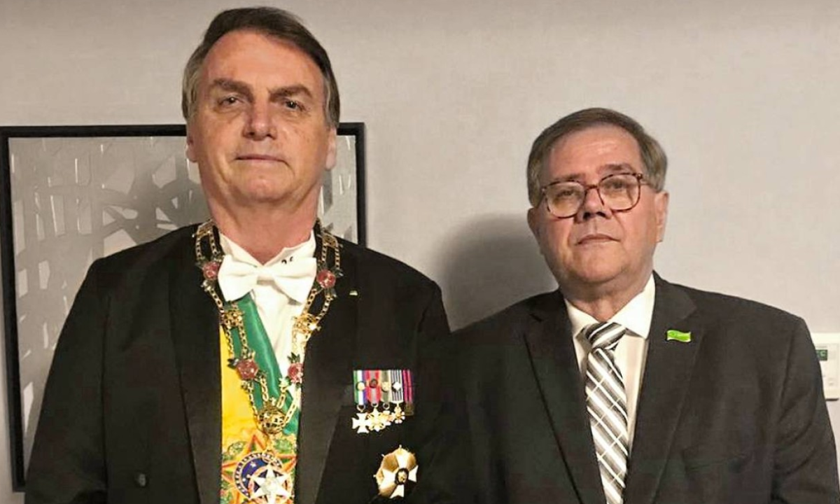 Médico de Bolsonaro é citado como 'funcionário fantasma' em depoimento à PF