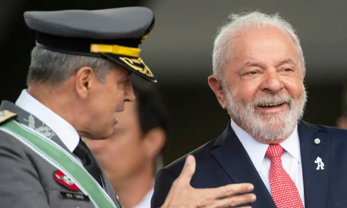 Presidente Lula na cerimônia do dia do Exército, em 2023, poucos meses depois dos ataques golpistas de 8 janeiro. Ao lado dele, o comandante do Exército, General Tomás Paiva -  (crédito: Marcelo Camargo/Agência Brasil)