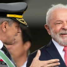 Lula participa da cerimônia do Dia do Exército em aceno aos militares - Marcelo Camargo/Agência Brasil