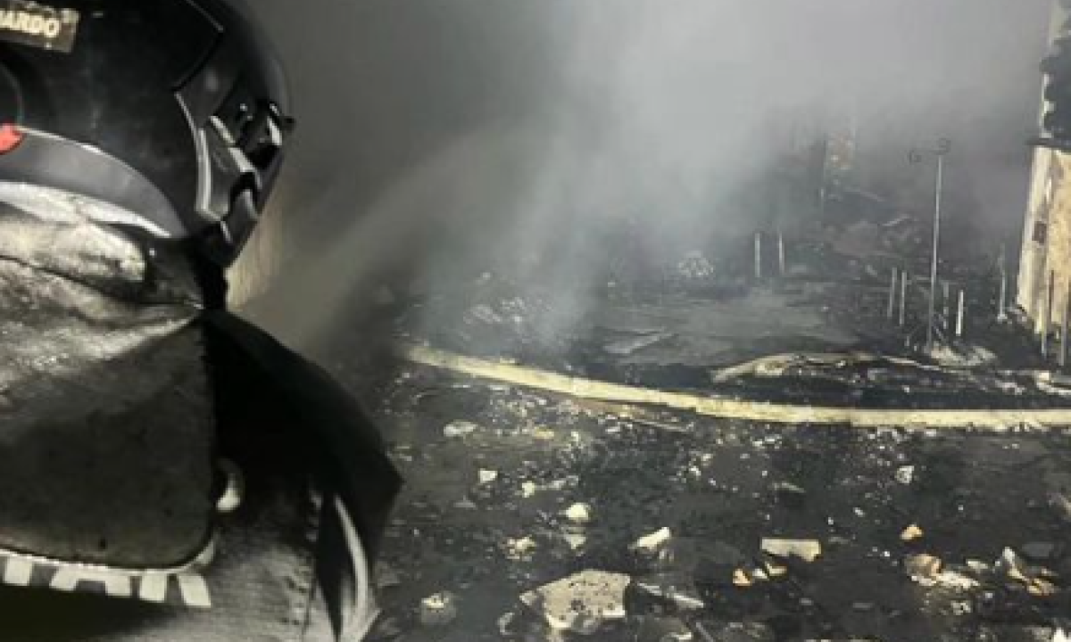 Incêndio atingiu três lojas  -  (crédito: CBMRN/Divulgação)