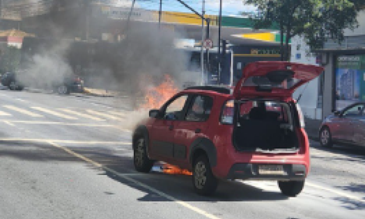 Incêndio em automóvel na Av Amazonas -  (crédito: CBMMG/Divulgação)