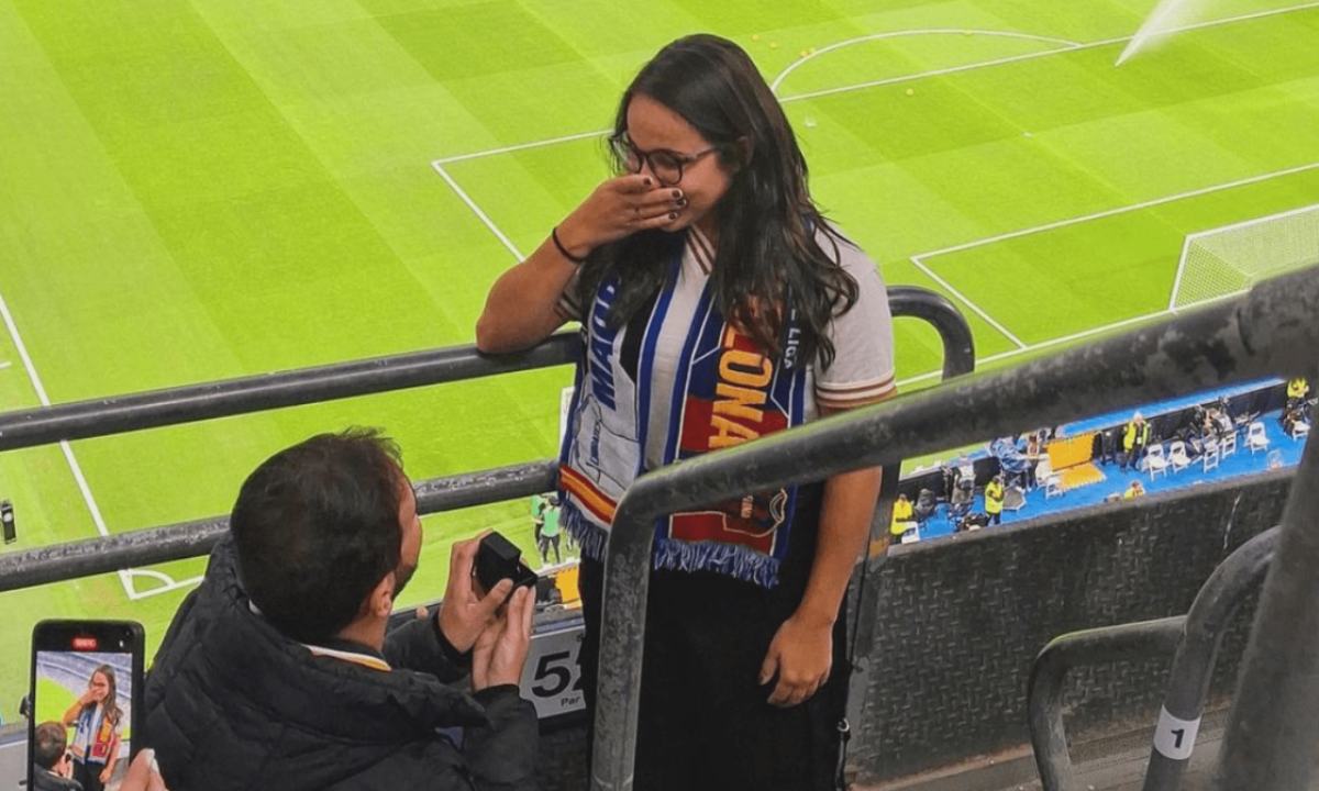 Narradora da Globo é pedida em casamento no Santiago Bernabéu -  (crédito: No Ataque Internacional)