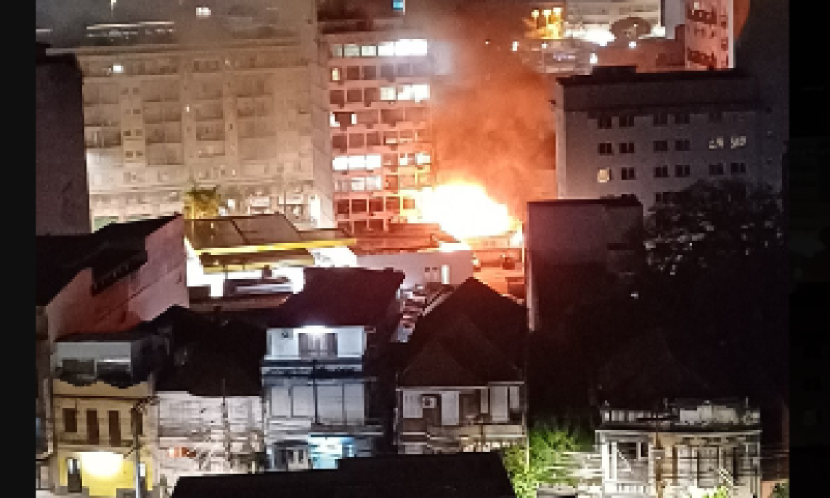 Incêndio em pensão de Porto Alegre vista de longe -  (crédito: Redes Sociais/Reprodução)