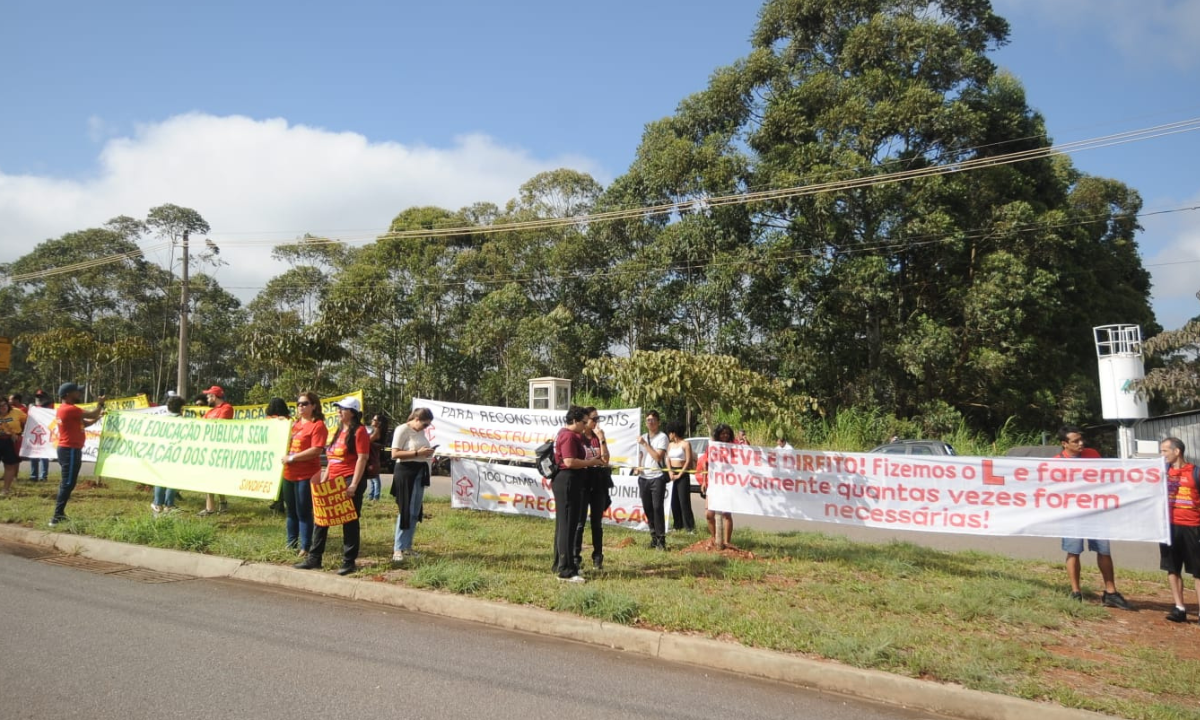 Trabalhadores da educa&ccedil;&atilde;o fazem protesto em frente a f&aacute;brica Biomm, em Nova Lima, onde Lula &eacute; aguardado  -  (crédito: Alexandre Guzanshe/EM/D.A Press)