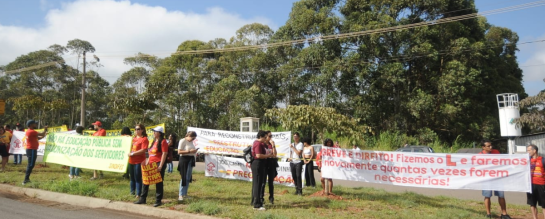 Trabalhadores da educação fazem protesto em frente a fábrica Biomm, em Nova Lima, onde Lula é aguardado 