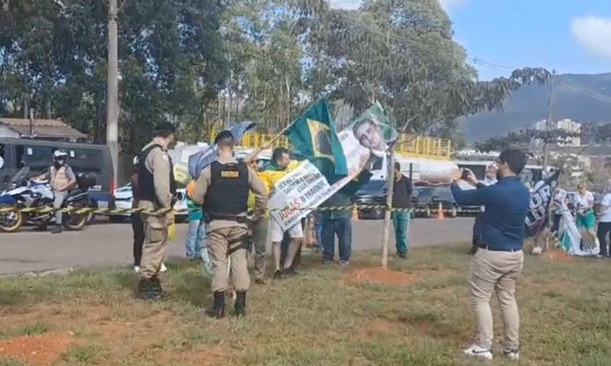 Manifestantes contrários a Lula e professores e servidores das instituições de ensino federal em frente a fábrica Biomm, em Nova Lima, onde Lula é aguardado -  (crédito: Alessandra Melo/EM/D.A Press)