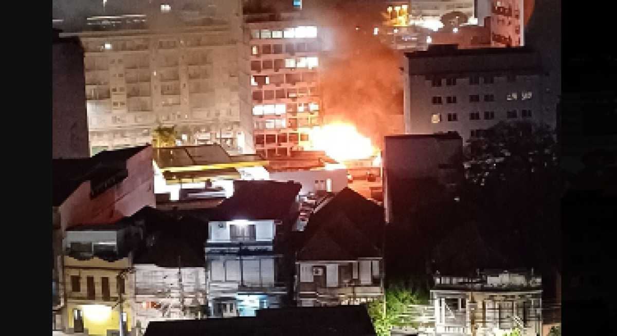 Incêndio em pensão de Porto Alegre vista de longe -  (crédito: Redes Sociais/Reprodução)