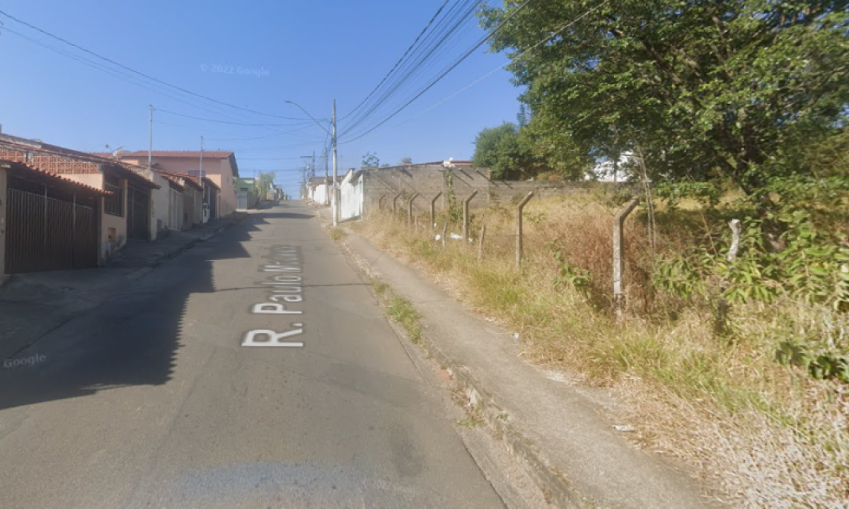 Incêndio aconteceu na Rua Paulo Modesto, em Lavras - (crédito: Google Street View/Reprodução)