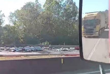 Carga cai de caminhão e interdita pista na Fernão Dias sentido BH