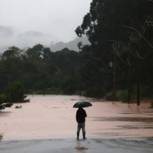 Chuvas no RS: prioridade é de resgatar e salvar vidas, diz ministro - Reuters/Diego Vara