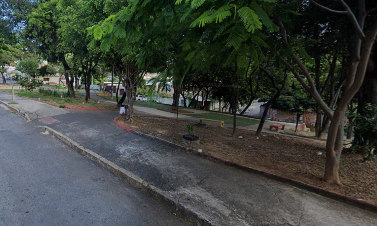 Praça Miguel Arcanjo Parreiras, no Bairro São Marcos, onde as duas garotas passaram os últimos dois dias -  (crédito: Reprodução/Google Street View)