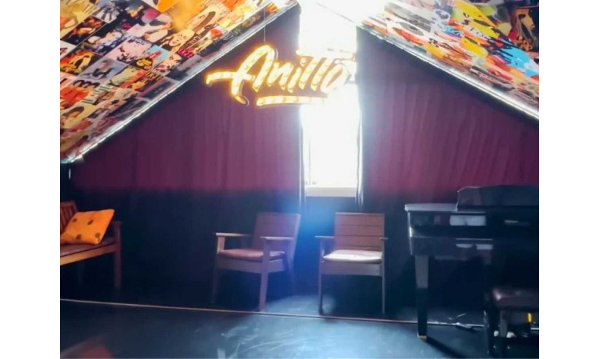 Lugar onde Anitta fazia suas lives, continha alguns instrumentos