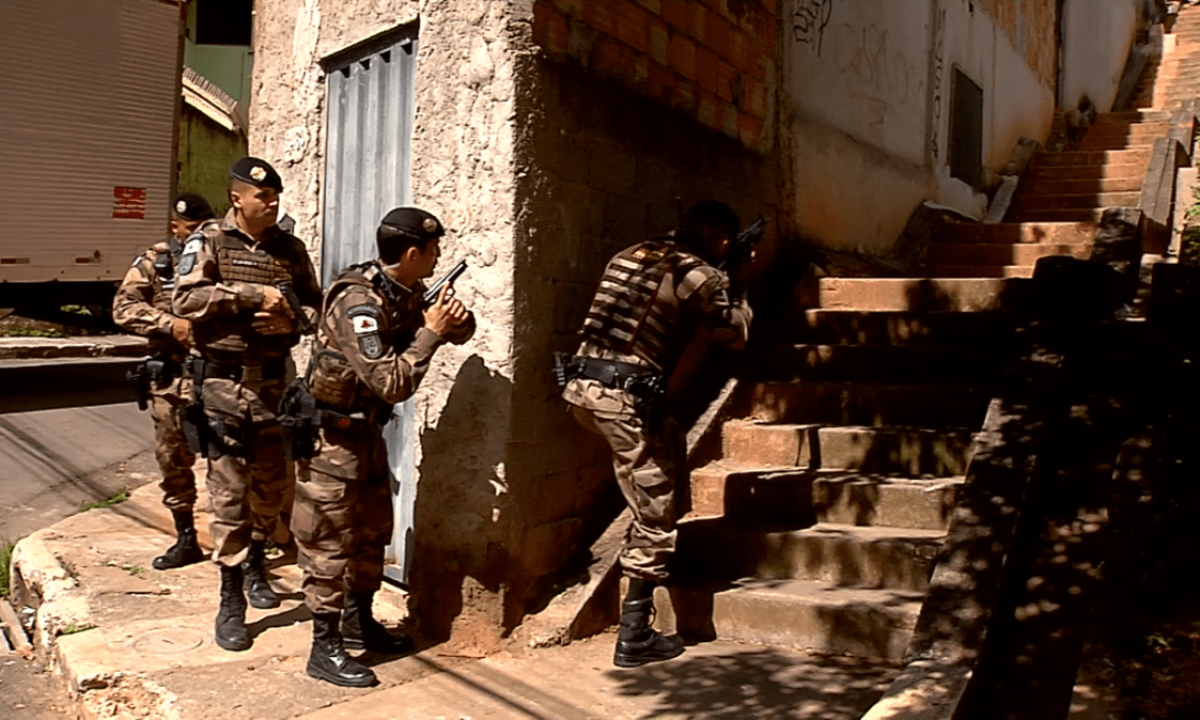 A opera&ccedil;&atilde;o de ocupa&ccedil;&atilde;o no Morro das Pedras n&atilde;o tem prazo para acabar -  (crédito: Karl Laguna/TV Alterosa)