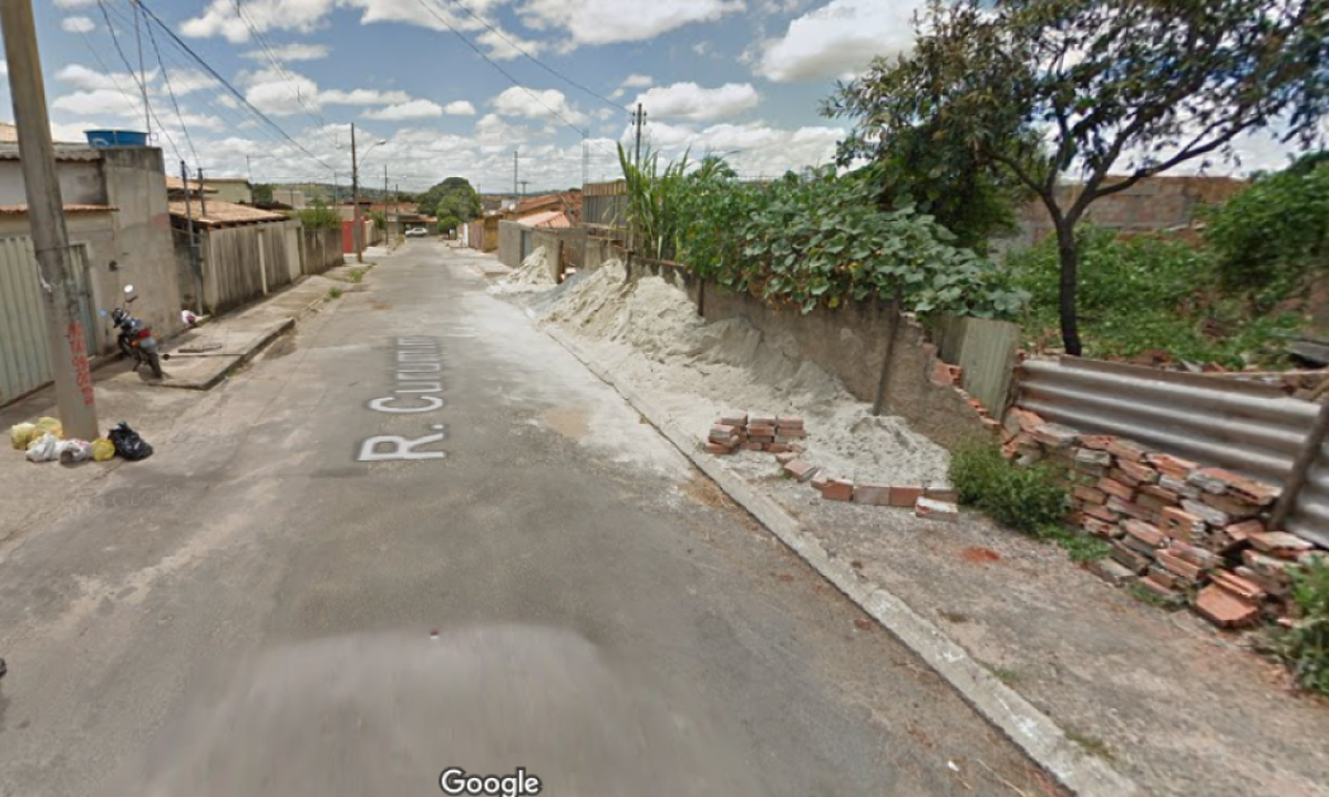 Duplo homicídio aconteceu no Bairro Emília, em Sete Lagoas -  (crédito: Google Street View/Reprodução)