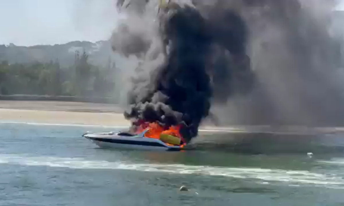 Embarcação explodiu em Cabo Frio, na Região dos Lagos. Seis pessoas ficaram feridas no total -  (crédito: Reprodução / Redes sociais)