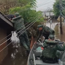 Vídeo mostra militares de Minas resgatando cão ilhado no Rio Grande do Sul - PMMG/Divulgação