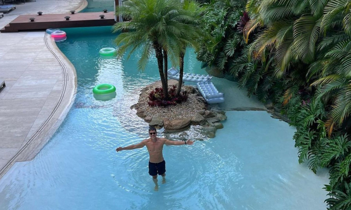 famosa piscina de areia do apresentador Rodrigo Faro com uma pequena ilha no meio