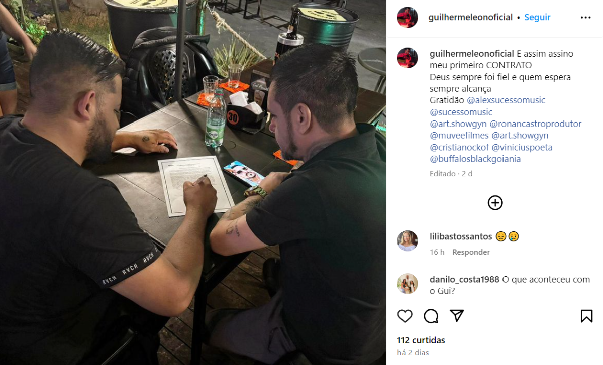 O cantor compartilhou a assinatura de seu primeiro contrato profissional 