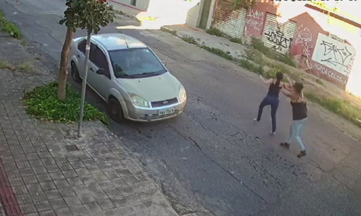 Imagens de uma câmera de segurança mostram a mulher empurrando outra em direção a um carro numa rua do bairro Nova Suissa, em BH -  (crédito: Reprodução)