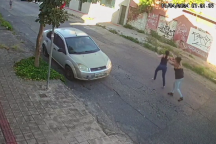 Mulher empurra outra em direção a carro em Belo Horizonte; veja o vídeo
