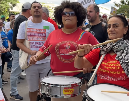 A manifestação em frente ao MGI contou com servidores segurando cartazes, mega-fone e instrumentos de percussão  -  (crédito: Reprodução/Instagram @Sintfub)