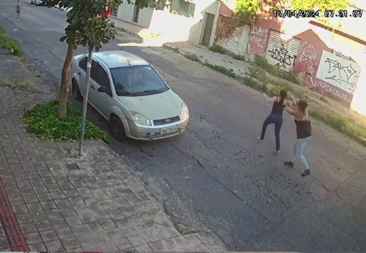 Mulher empurra outra em direção a carro em Belo Horizonte; veja o vídeo